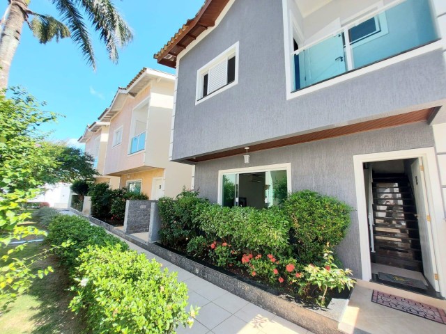 Casa com 3 suítes em Cond. Fechado Alto Padrão-100m da praia