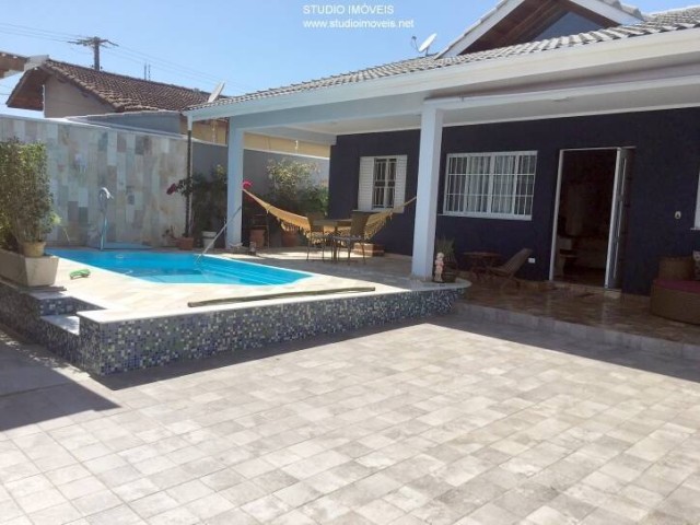 CASA COM PISCINA A VENDA NO INDAIÁ CARAGUATATUBA