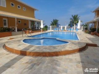 Sobrado com 03 dorms. em Cond. Fechado Pé na Areia