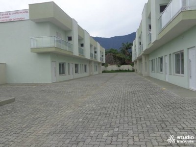 CASA NOVA COM FINO ACABAMENTO EM CONDOMÍNIO FECHADO