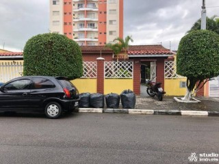 Casa térrea com 4 dts ( 1 suite ) e 4 vagas na garagem