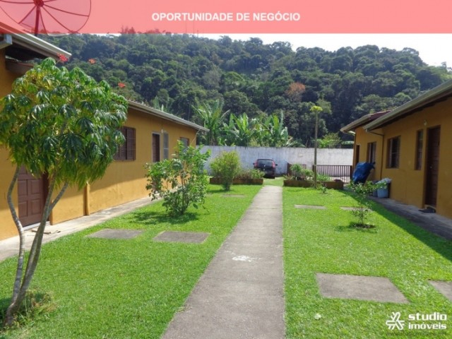 CASA TÉRREA EM CONDOMÍNIO COM 2 DTS E ESTACIONAMENTO PARA DOIS CARROS